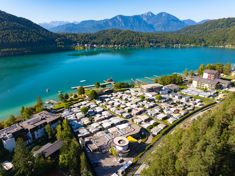 Luftaufnahme der parzellierten Stellplätze des Campingplatzes Nord mit Blick über den See
