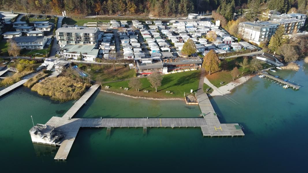 Luftaufnahme der Stege des Gemeindebads Nord vor dem Campingplatz